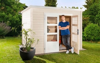 Ein in Kiesselweiss gestrichenes Gartenhaus