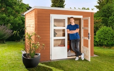 Ein in Rehbraun gestrichenes Gartenhaus