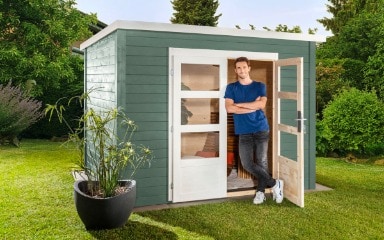 Ein in Royalgruen gestrichenes Gartenhaus