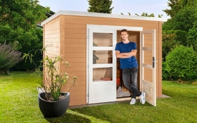 Ein in Sandgelb gestrichenes Gartenhaus