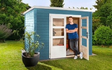 Ein in Sommerblau gestrichenes Gartenhaus