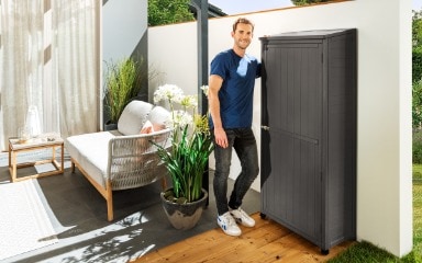 Ein in Galeriegrau gestrichener Gartenschrank