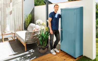 Ein in Horizontblau gestrichener Gartenschrank