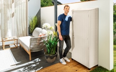 Ein in Kiesselweiss gestrichener Gartenschrank