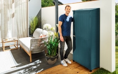 Ein in Nachtblau gestrichener Gartenschrank