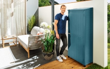 Ein in Sommerblau gestrichener Gartenschrank