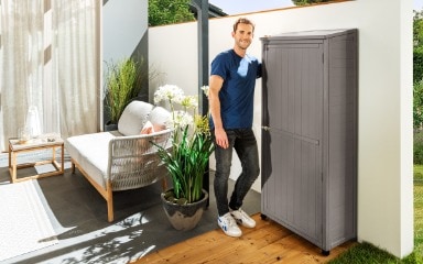 Ein in Steingrau gestrichener Gartenschrank