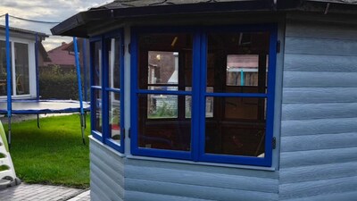 Bretter an einem Holzpavillon nach der Renovierung