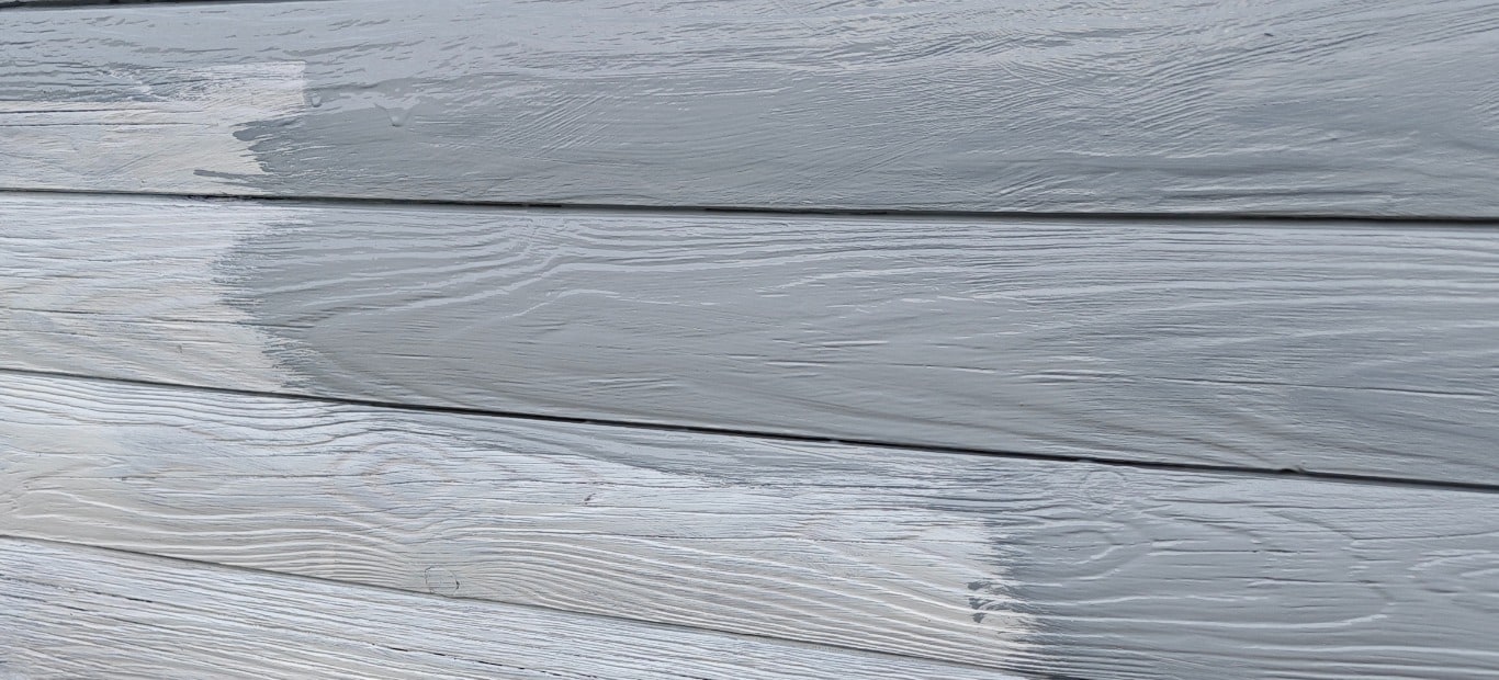 Mit Wetterschutzfarbe überstrichener Holzpavillon