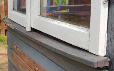 Fensterbänke an einem Holzpavillon vor der Renovierung