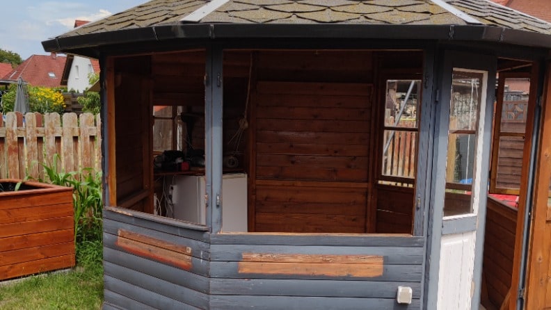 Ein in die Jahre gekommener Holzpavillon vor der Renovierung