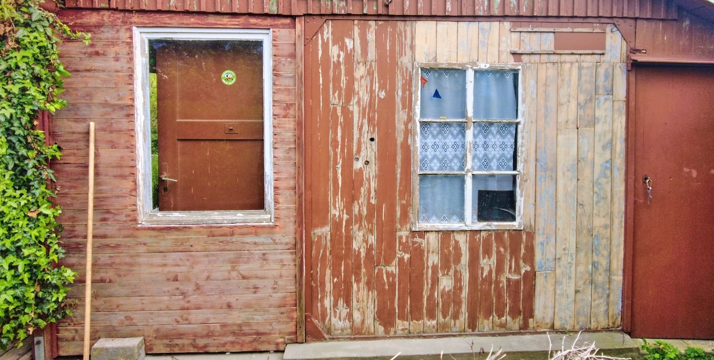 Das Gartenhaus vor dem Anstrich mit der Wetterschutz-Farbe von Consolan 