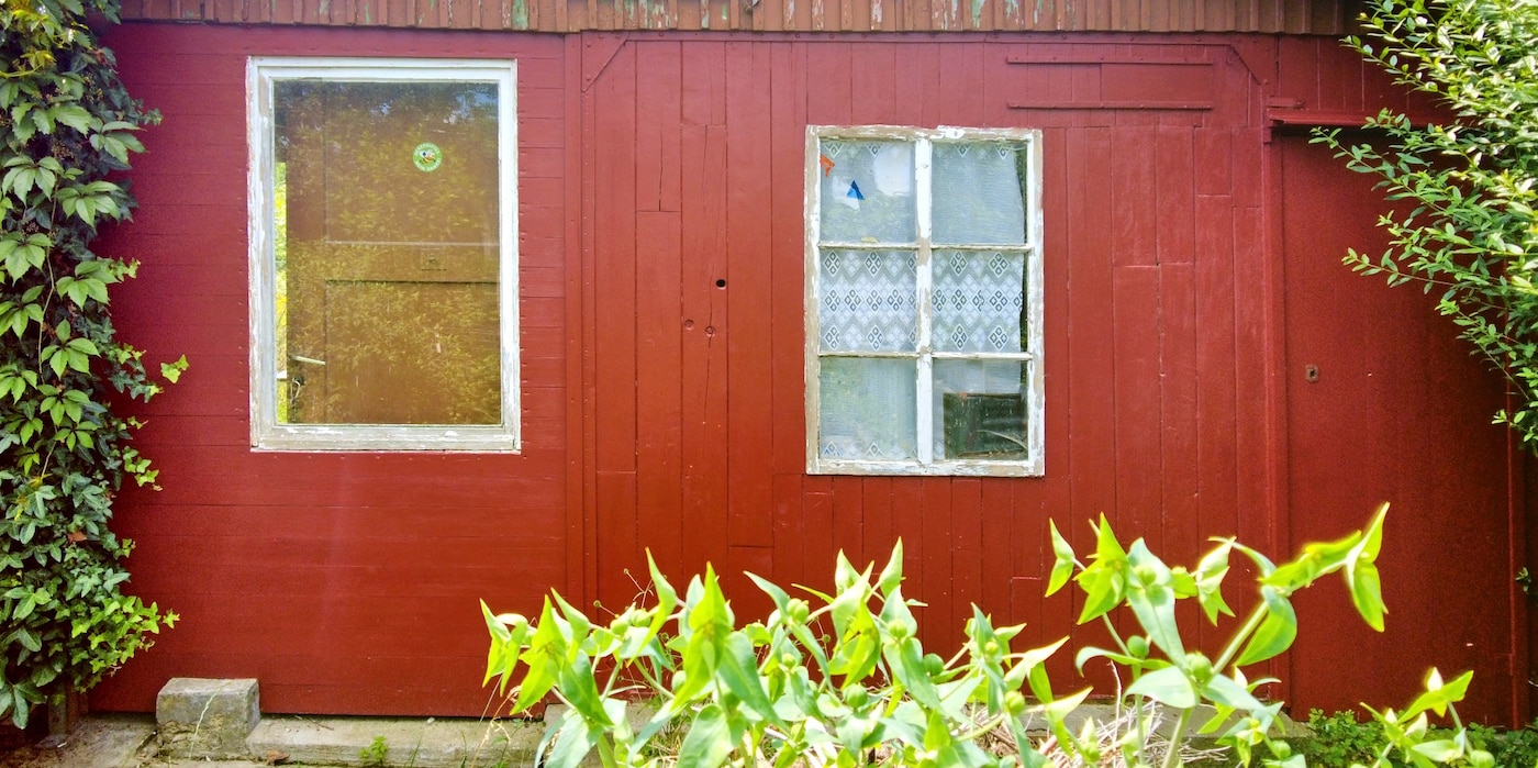 Die Fassade des Gartenhauses nach dem Anstrich mit der Wetterschutz-Farbe von Consolan 