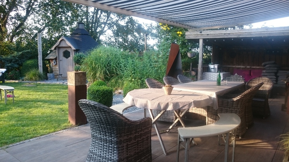 Mit Xyladecor GardenFlairs gestrichene Outdoorküche und Grillhütte