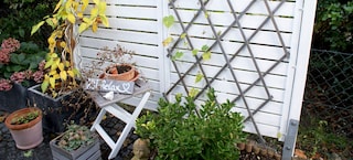 GARTENDEKO AUS HOLZ IN STIMMIGEM GRAU-WEISS