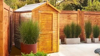 Ein mit der Holzschutz-Lasur Plus von Xyladecor gestrichenes Gartenhaus