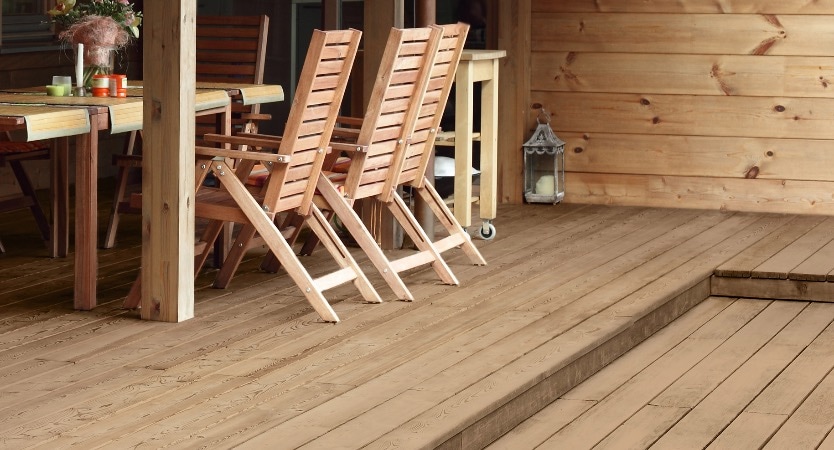 Mit farblosem Gartenholz-Öl behandelte Terrassendielen aus Holz 