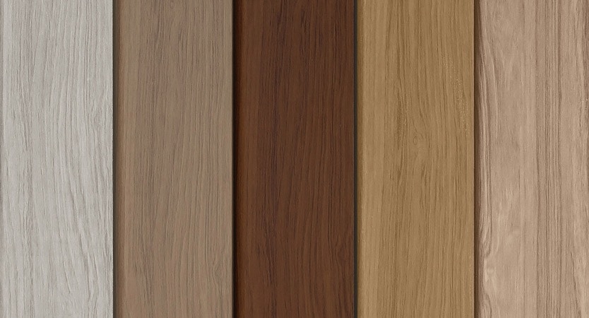 in verschiedenen Tönen geölte Terrassendielen aus Holz im Vergleich 