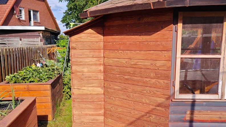 Ein Holzpavillon nach dem Schleifen der Fassade