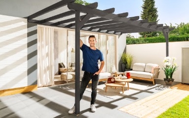 Eine in Galeriegrau gestrichene Pergola