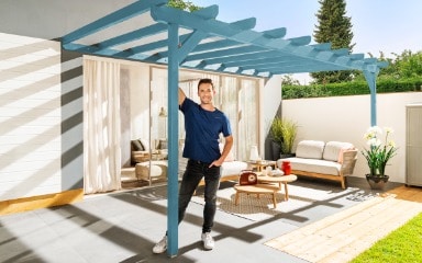 Eine in Horizontblau gestrichene Pergola