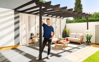 Eine in Kaffeebraun gestrichene Pergola