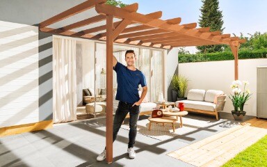 Eine in Rehbraun gestrichene Pergola
