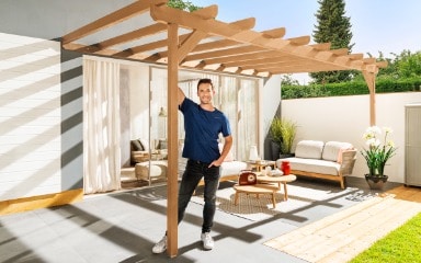 Eine in Sandgelb gestrichene Pergola