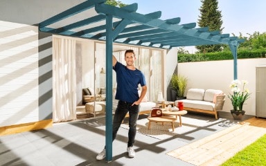 Eine in Sommerblau gestrichene Pergola