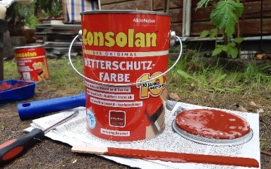 Geöffnete Consolan Dose in Schwedenrot vor dem Streichen