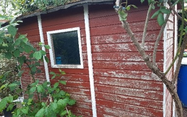 Ein altes Gartenhaus aus Holz, dasfür die Verwendung mit Consolan abgeschliffen wurde