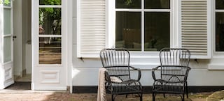 FENSTERLÄDEN AUS HOLZ STREICHEN