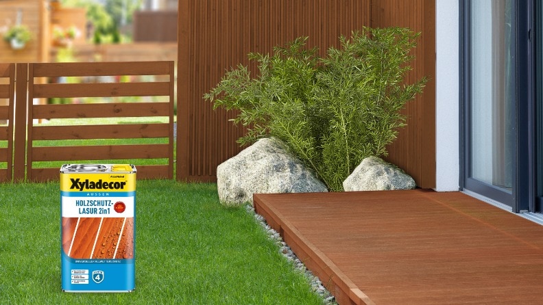 Eine mit der Holzschutz-Lasur 2in1 von Xyladecor im Farbton Eiche hell gestrichene Holzterrasse.