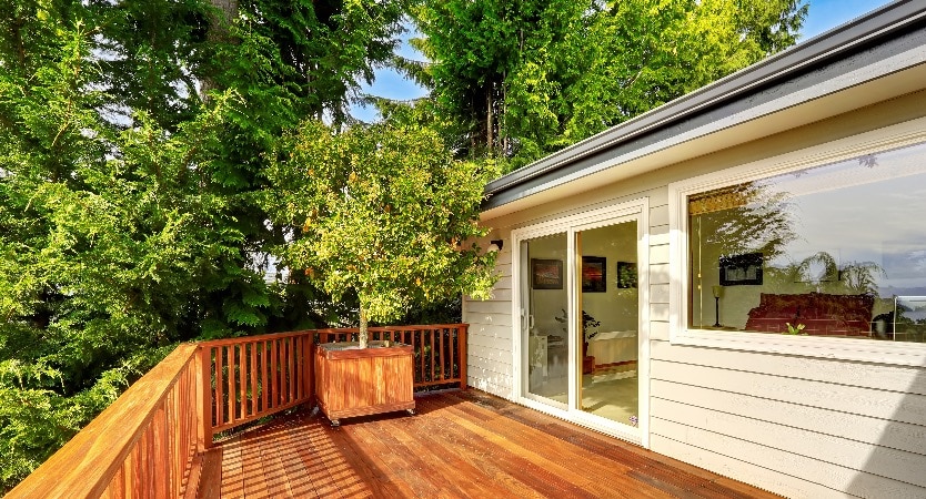 Haus mit horizontal ausgerichteter Holzfassade