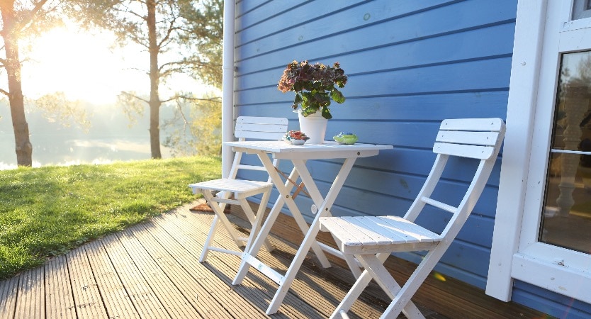 Holzfassade in der skandinavischen Farbe Blau