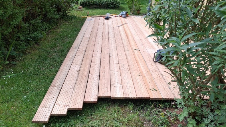 Holzdielen verlegen auf einer Terrasse