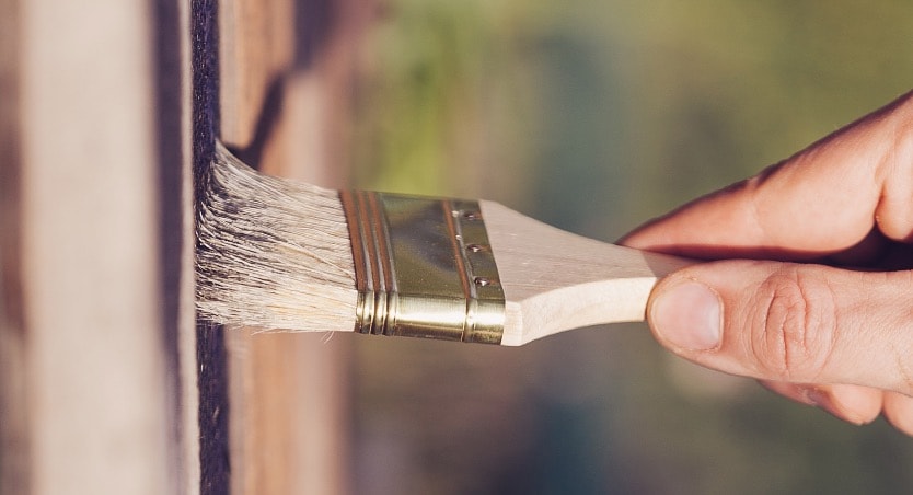 Sichtschutz streichen mit Holzschutz-Lasur 2in1